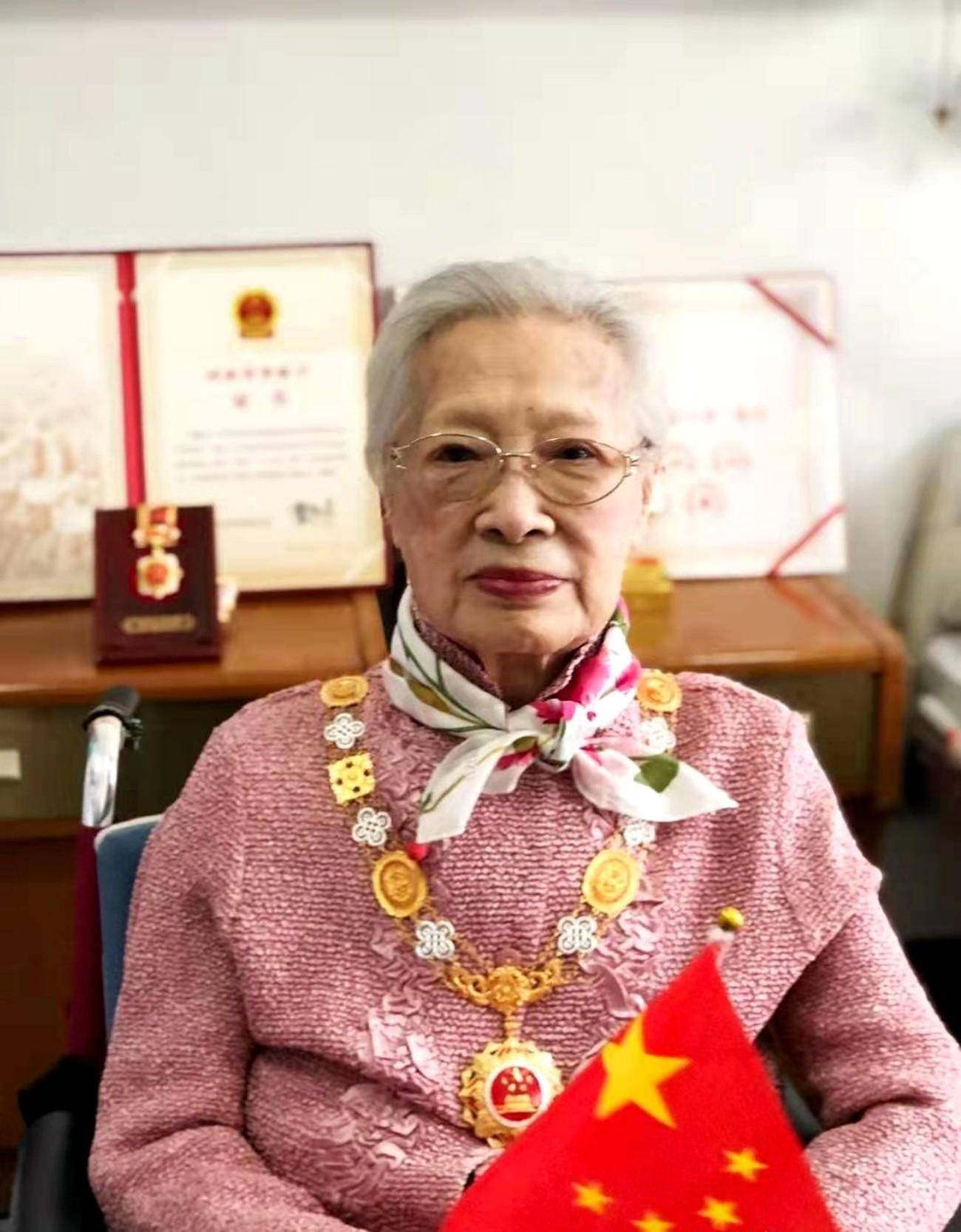 的生离伤别,包括她的男子金焰(1933年就被评选出来的著名"电影皇帝")