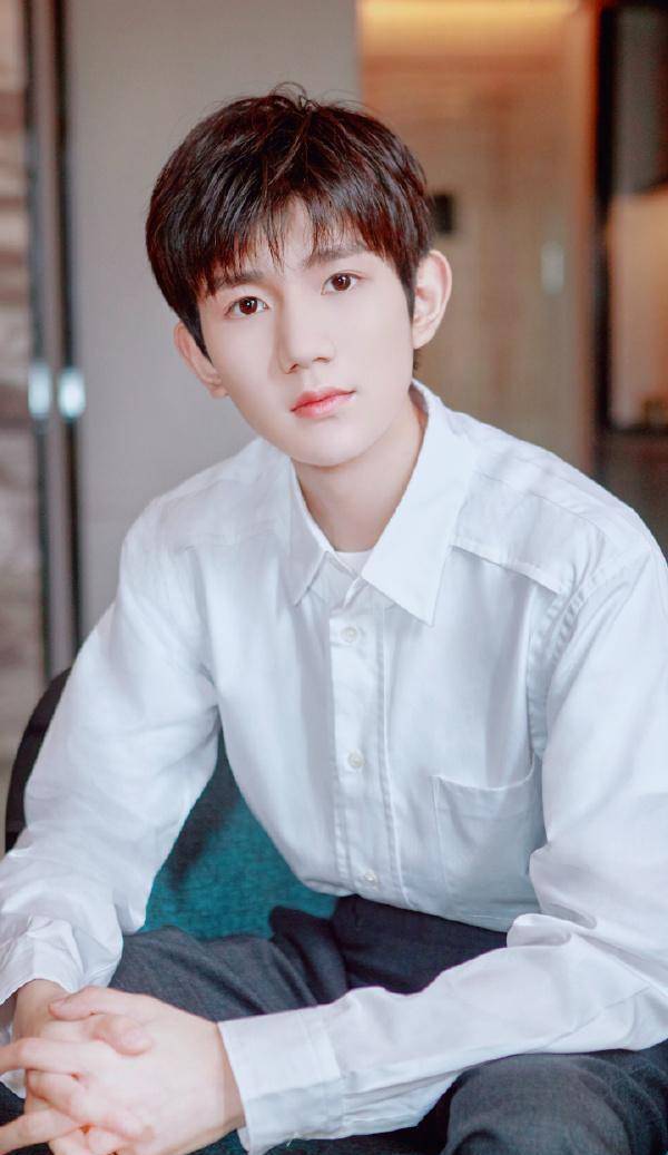 tfboy六周年全员成年,易烊千玺一枝独秀,王源王俊凯星途未知?