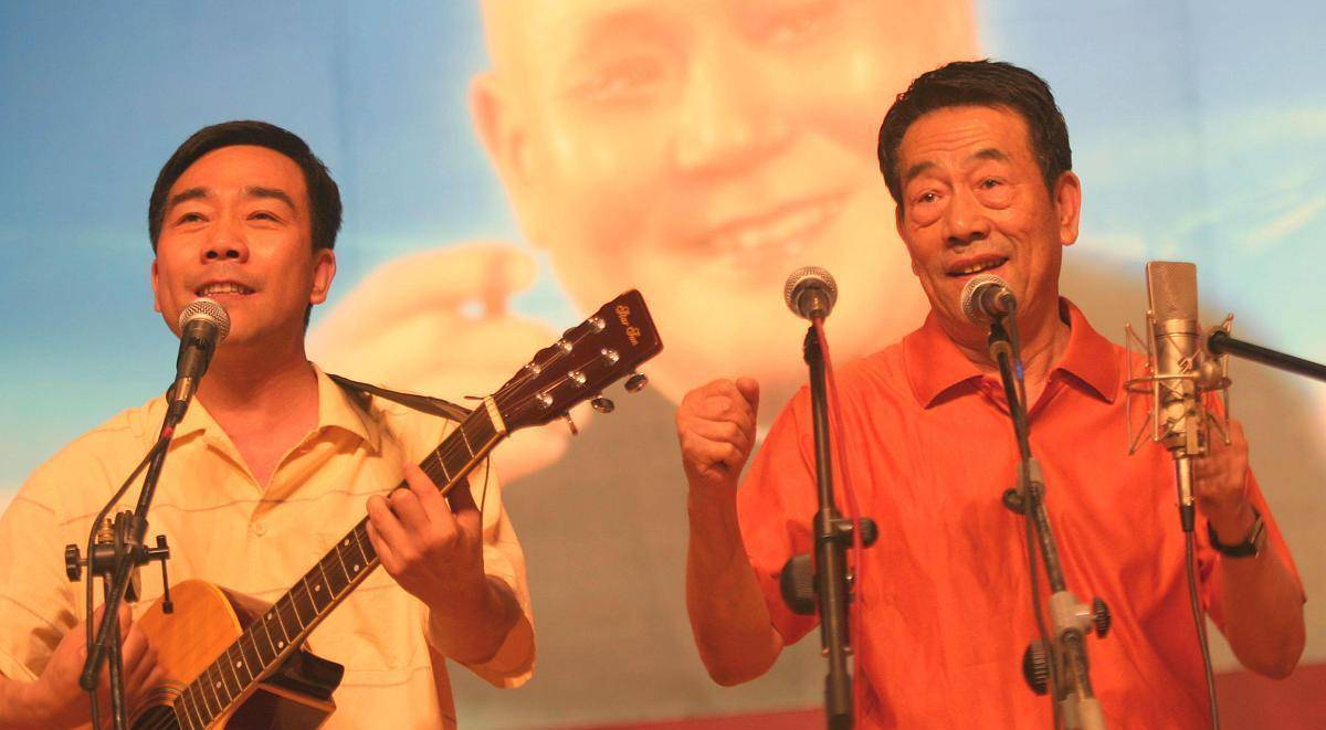 杨议上台被观众轰下来,找爸爸诉苦,杨少华却说能这样做已经不错_相声