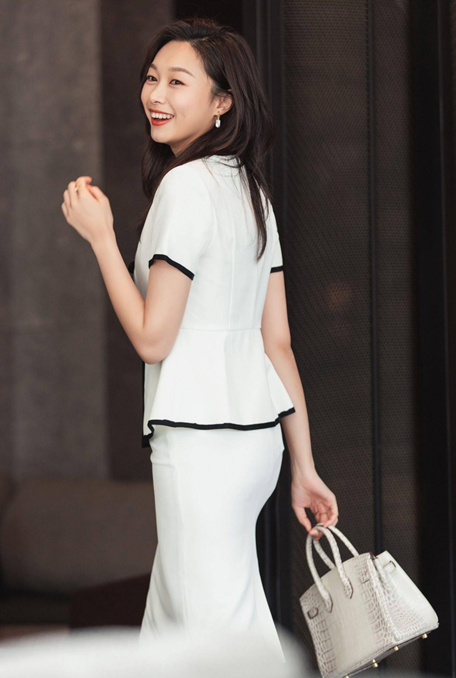 都市感十足的职业套裙,深谙女性曼妙曲线的美_显得_裙装_西装