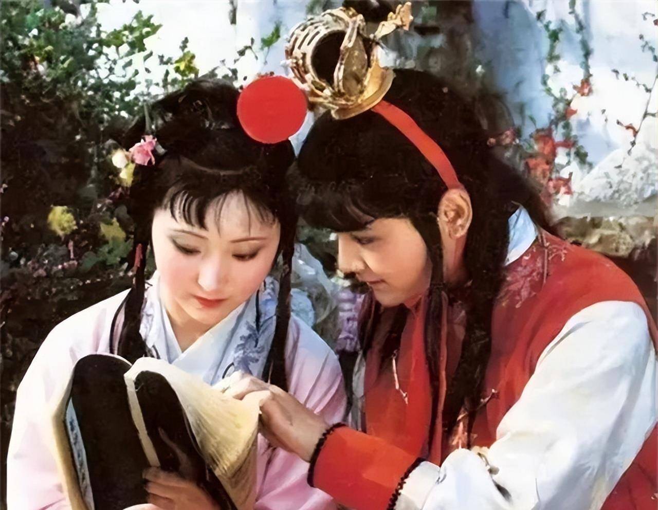 2007年"林黛玉"陈晓旭乳腺癌去世,有人给"贾宝玉"欧阳奋强打_葬礼