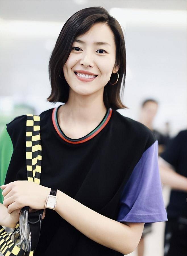 刘雯巴黎时装周再翻车,"两条带子"遮胸太尴尬,网友直呼不能看_造型