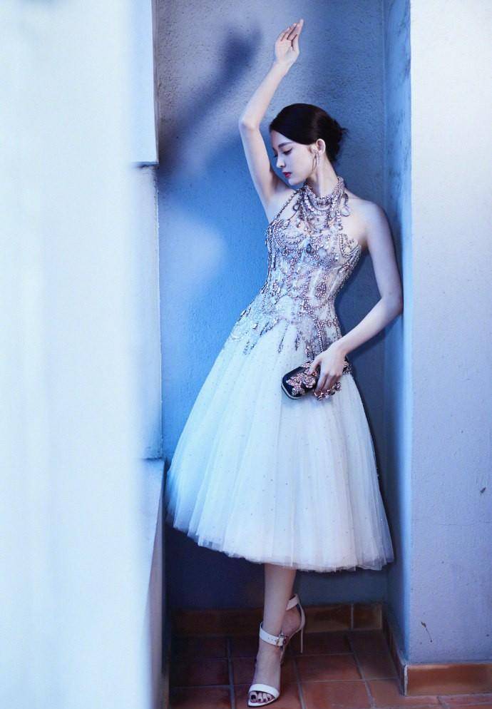 古力娜扎戛纳玫瑰刺绣长裙仙到爆!