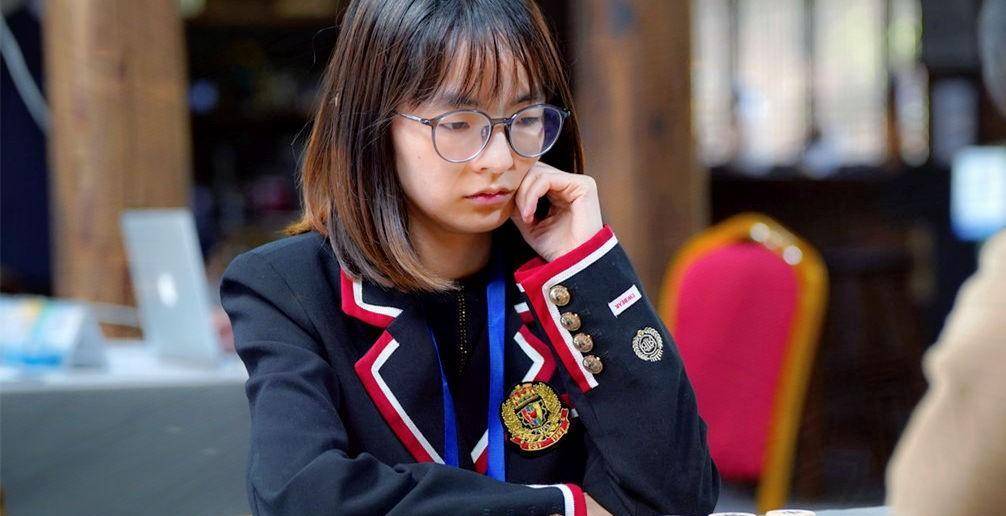 棋后赛开战吴可欣大漏丢马,意外落败,00后新星发威,梁妍婷战平_董嘉琦