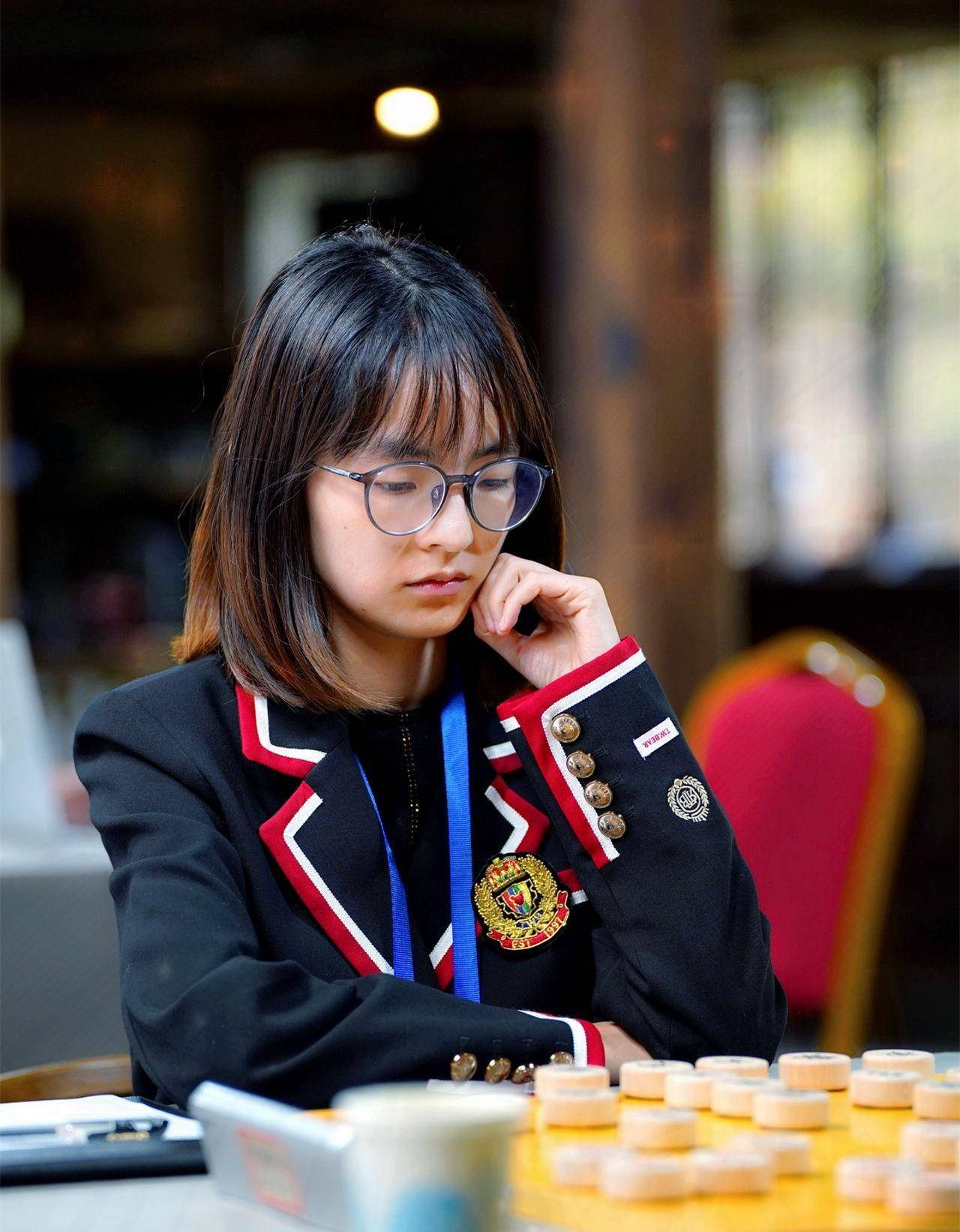 棋后赛开战吴可欣大漏丢马,意外落败,00后新星发威,梁妍婷战平_董嘉琦