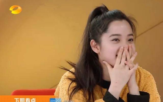 何雯娜送男生回家,被主动索抱,脸都红了,欧阳娜娜直言好甜蜜!