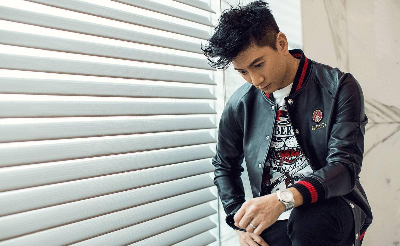 无论是吴奇隆的脸,手,还是腿,都明显减轻了不少体重,全身都很轻.