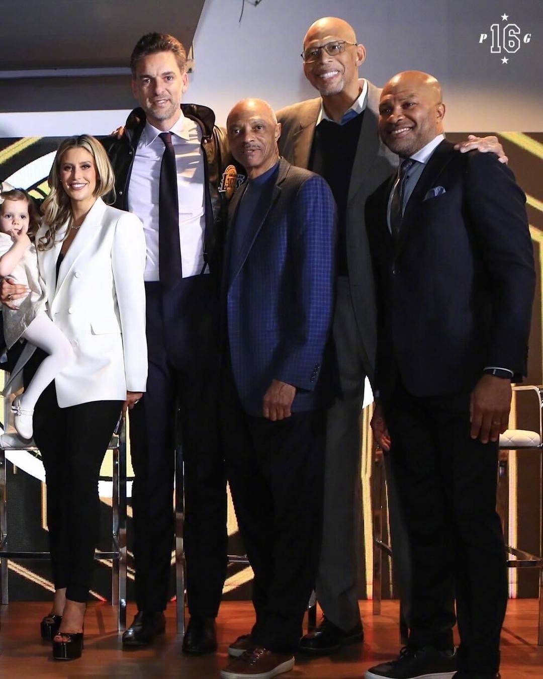 泪目加索尔退役球衣瓦妮莎抹胸长裙盛装出席武贾西奇发福阿泰变温柔