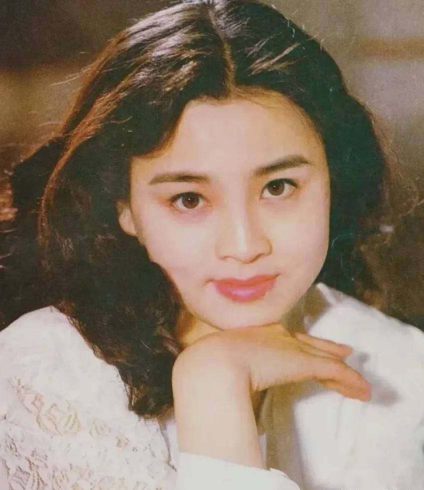 赵明明刚生完娃就被丑老公英宁抛弃,大美女的婚姻都不如普通女人_漂亮
