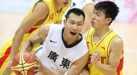 杜峰场上一脸铁青就差骂人,只靠易建联怎能赢球_新疆_周鹏_防守