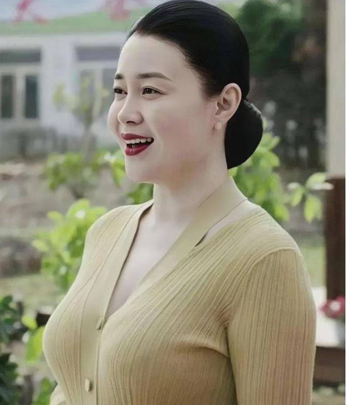 关婷娜:与赵本山是"官配",长相漂亮身材好,40岁未婚惹争议_化妆_娇娇