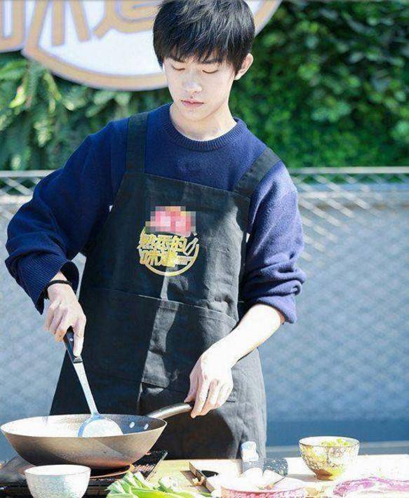 虽说千玺镜头前做饭的次数不多,但是看看这单手打鸡蛋的模样,就算菜做