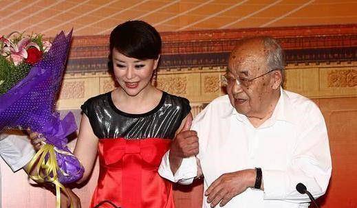 她伤过9次舞台,嫁大37岁老公惨被分手,如今43岁生活成这样_祖海_邹友