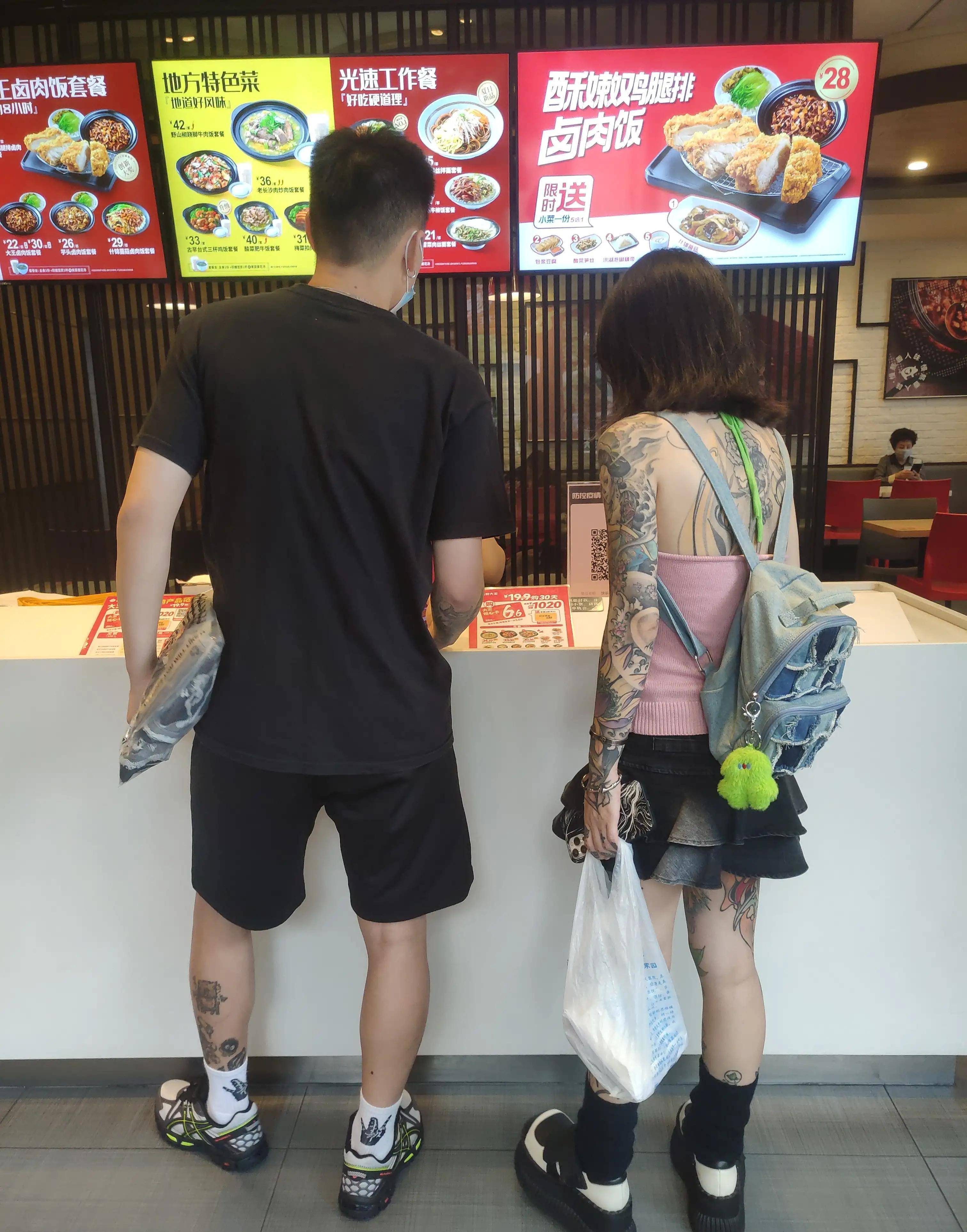 那些大面积纹身的女孩最后嫁给了谁?_个性_社会_老婆