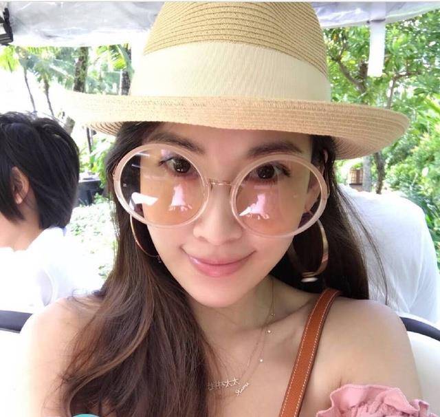 今天陈若仪还大方分享了怀双胞胎时的孕照,这张照片是怀孕六个月的