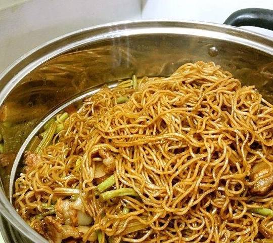 河南人最爱的家常饭,我一次可以吃两碗!_五花肉_豆角_餐桌