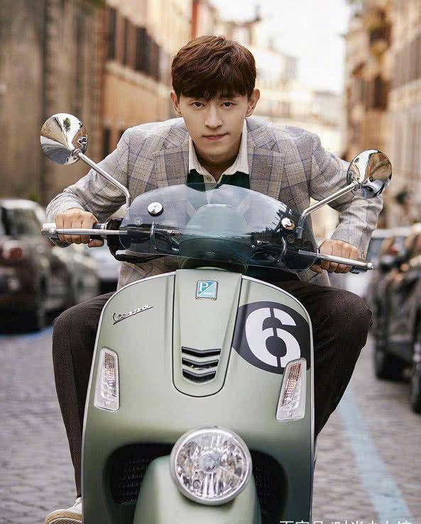 邓伦骑着摩托车难道是等待他的女神到来嘛!