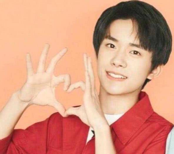 不过易烊千玺的比心看起来有些搞怪了,里面的他直接比成了一个大扑楞