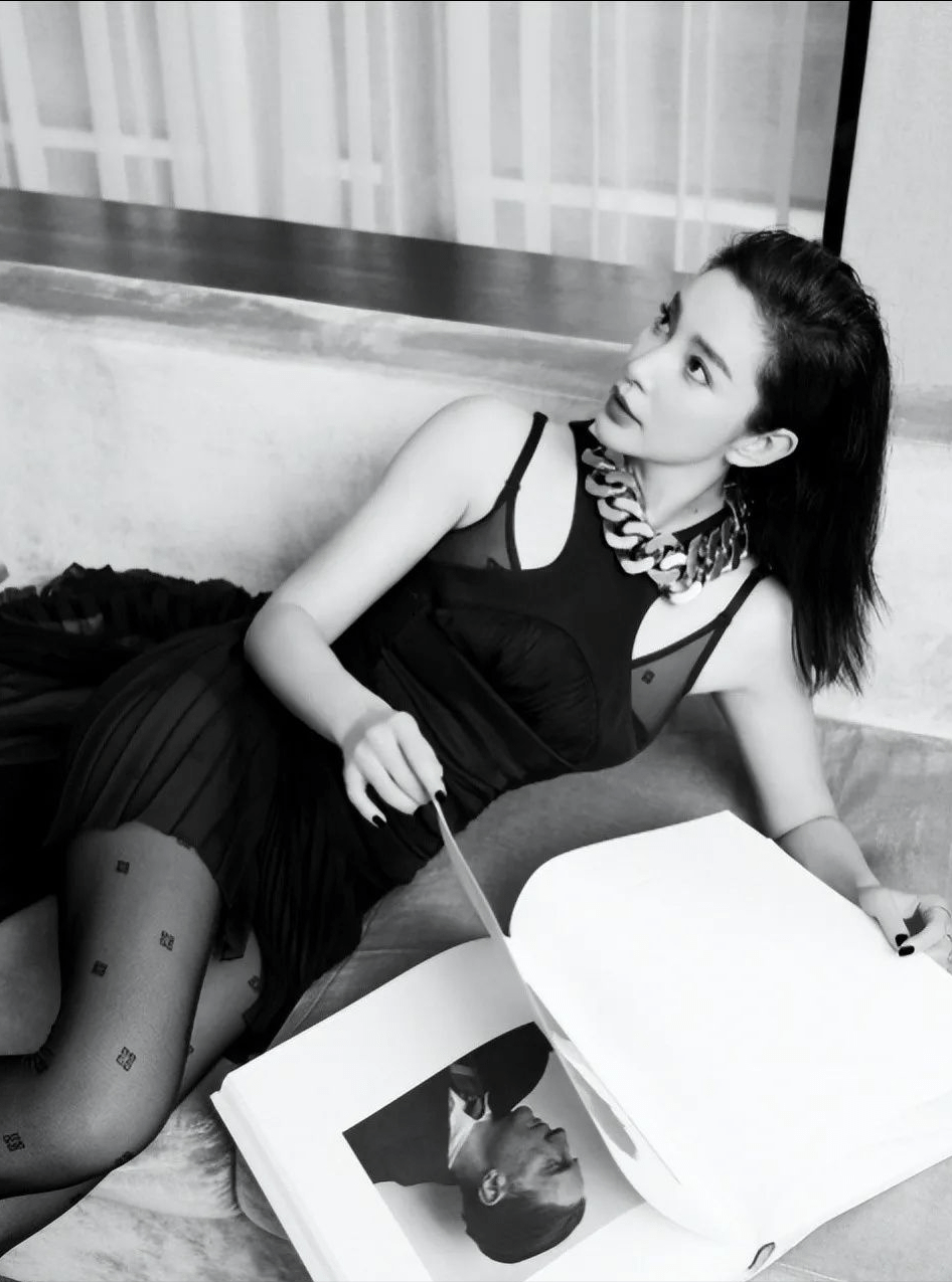 镂空连衣裙 黑色丝袜而在以往的搭配当中,李冰冰还是喜欢走那些性感