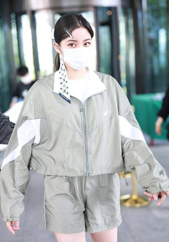 lv丝巾用来绑头发,还以为自己看花了眼_网友_照片_一身