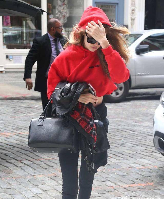 近日,美国著名超模吉吉·哈迪德(gigihadid)被拍到从洛杉矶国际机场