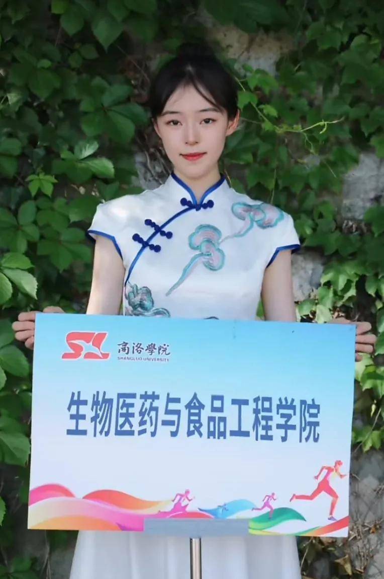 那些颜值爆表的举牌小姐姐,各有各的特色,让人看了赏心悦目_来自_照片