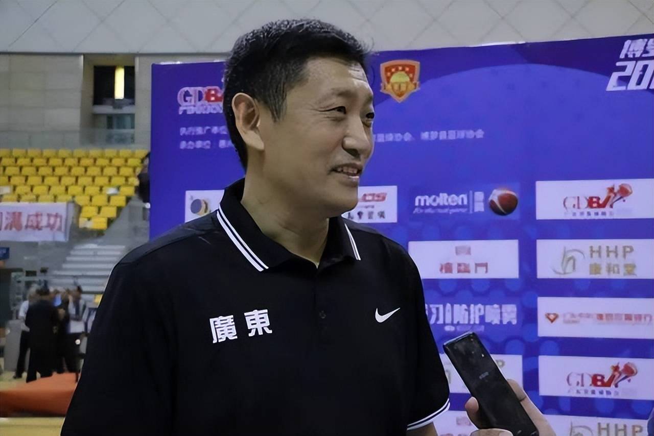 杜锋因为生病的原因只在场边观望,而王怀玉则是临时上位,成为代理教练