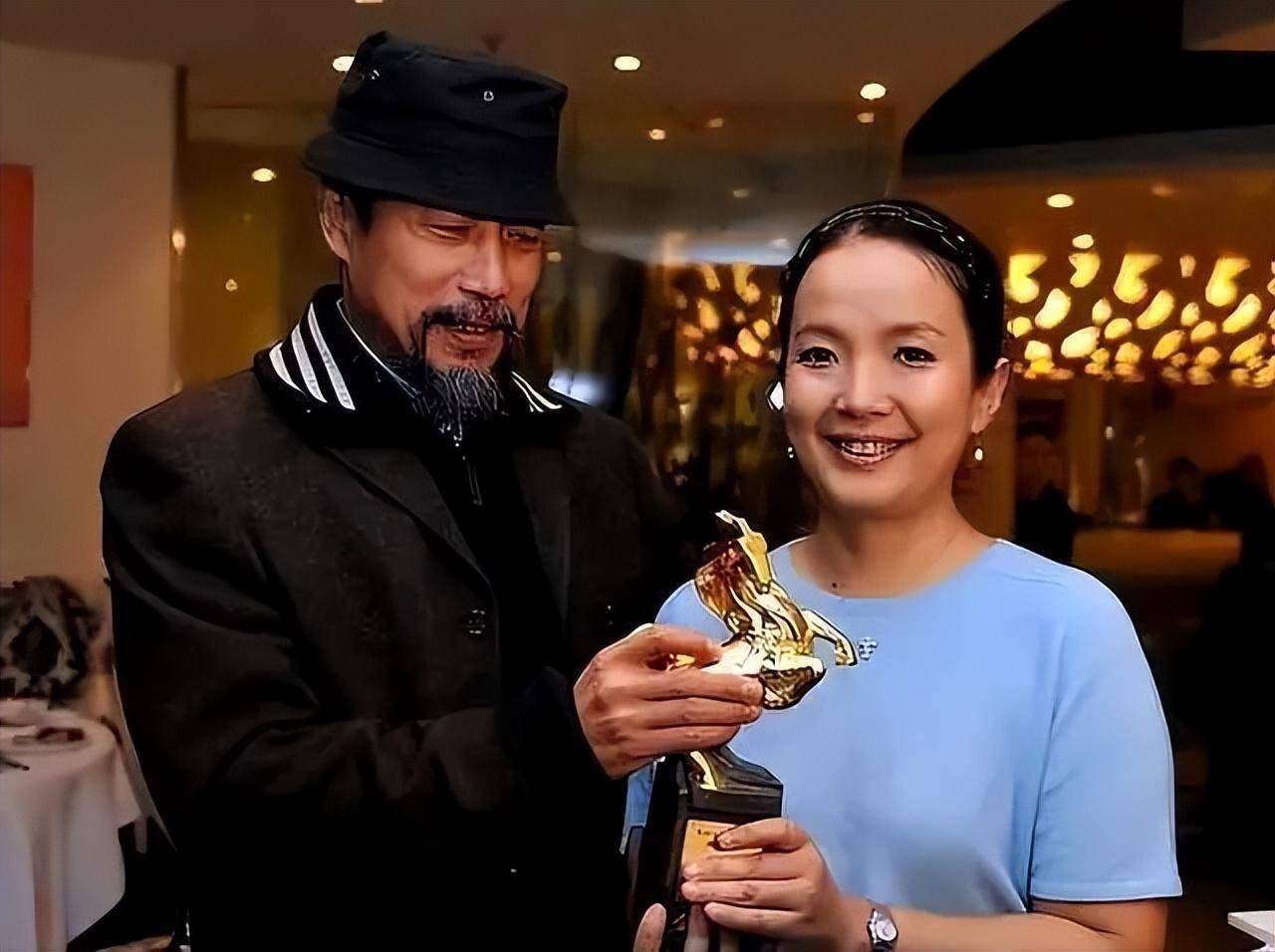 曝孙海英夫妇捡垃圾年入百万,还将经验传授他人,此前称不再回国