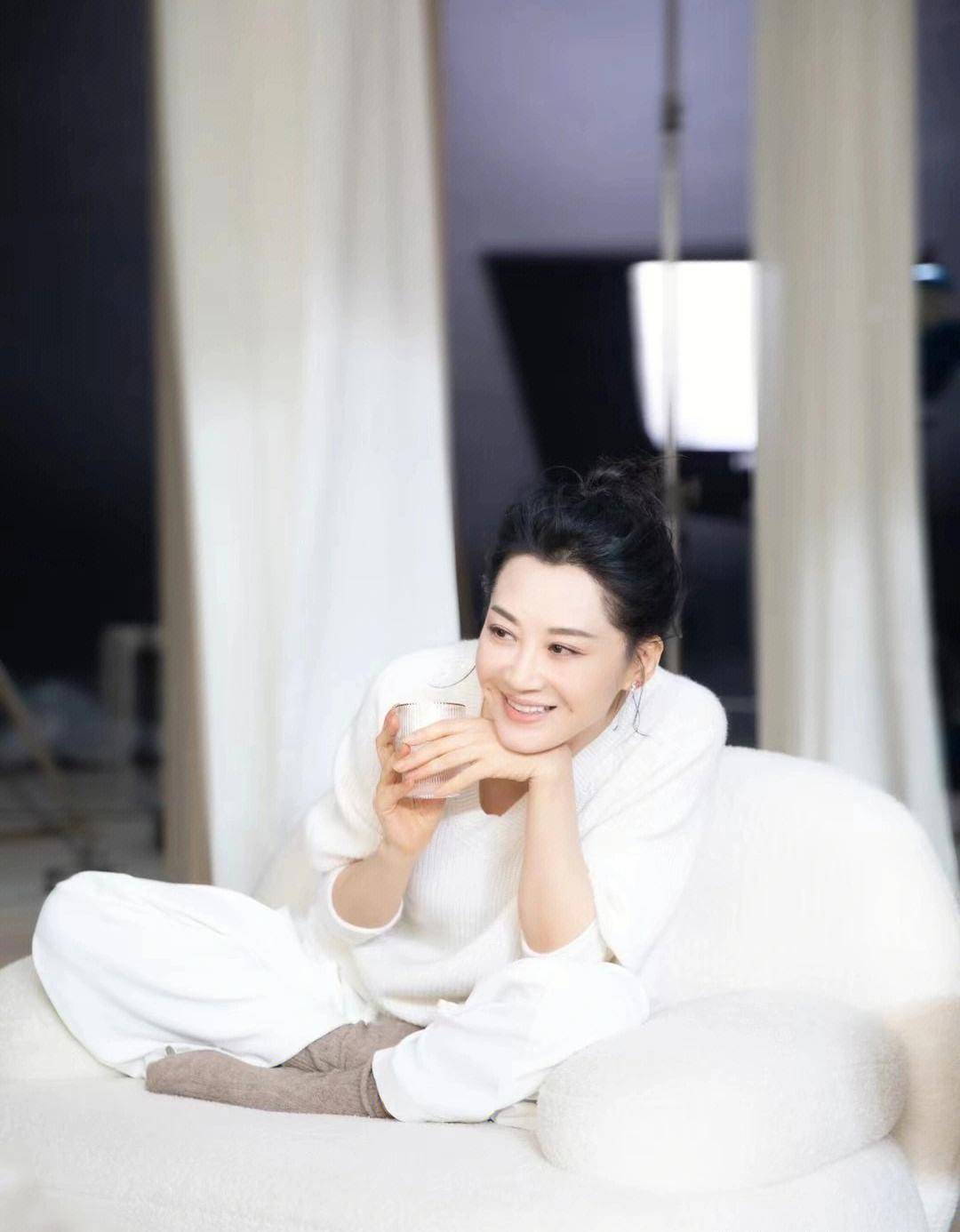 大美女许晴近照,身材清瘦高挑,宛如少女一般,55岁的她至今单身_刘波