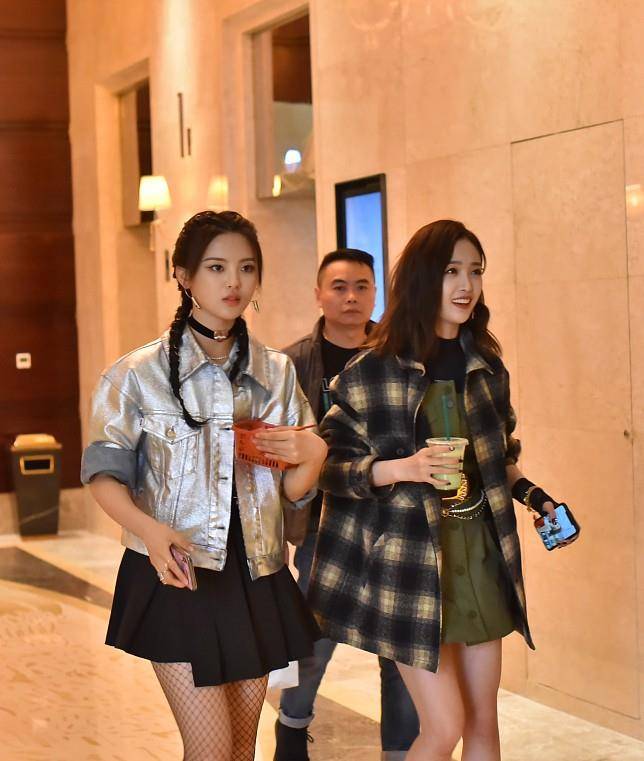 杨超越和吴宣仪真的很可爱了,选择的外套都是酷酷的,看着很青春_服装