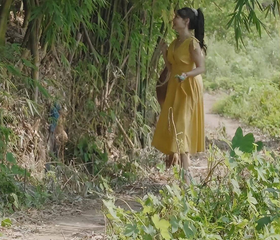 看到她在坑坑洼洼的泥土地上走,隔着屏幕都在担心她会崴脚,事实证明