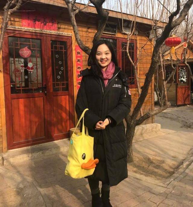 照片中林妙可还和一位非常漂亮的姑娘合影,那是妙可的朋友伍茜,网友都