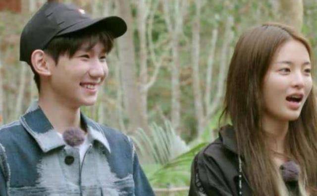 杨超越帮王源整理头发,谁注意到他的表情变化?粉丝:情窦初开!