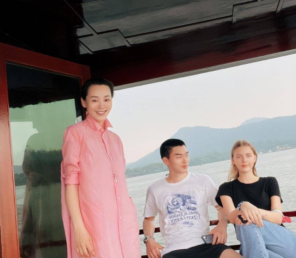 林依轮一家外出玩,老婆素颜难掩骨子美,与外国儿媳同框像同龄人_气质