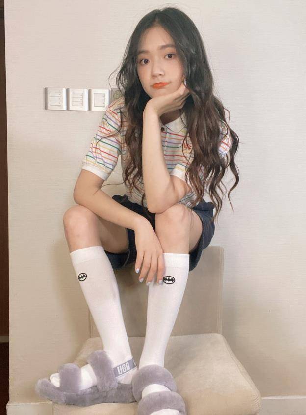 林允怕是"最潮"的星女郎,拿白袜配毛毛虫鞋,一般人不敢模仿_个性_颜色