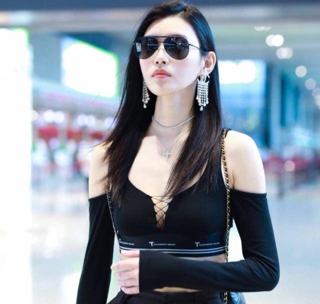 宋茜内衣外穿出现在机场,而奚梦瑶更大胆,上身脱得只剩内衣!