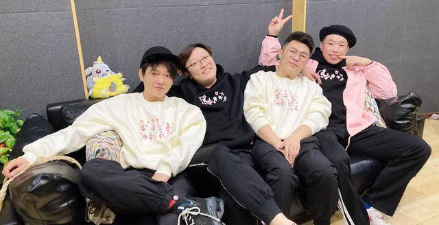 曹鹤阳发文感叹风太大,怕自己被吹跑,粉丝调侃道:烧饼去哪了?