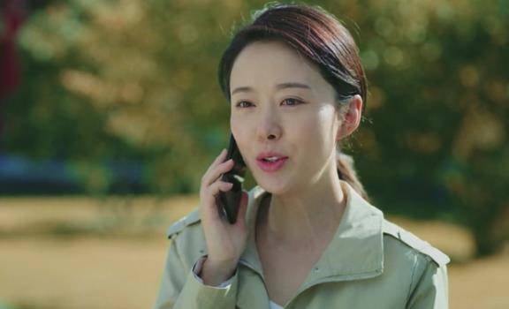 《宝莲灯》"嫦娥"穿礼服走秀,鼻头歪斜不自然,43岁至今未婚_颜丹晨