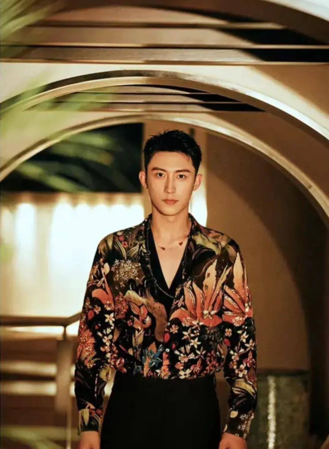 "衣服花,心不花",他们是如何把花衬衫穿得不像"古惑仔"的?