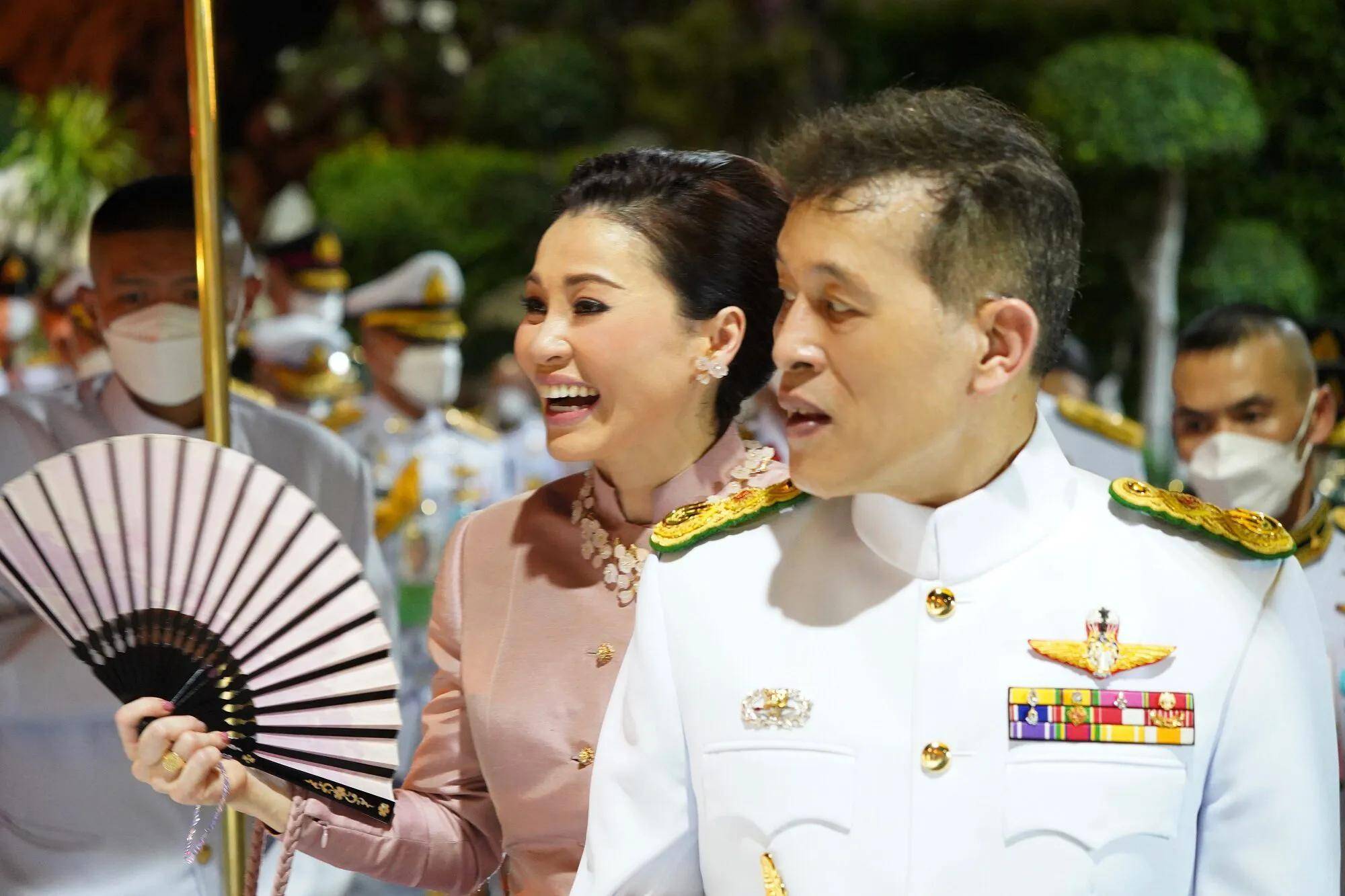 素提达新款泰丝裙手拿折扇好美,泰王玛哈头发蓬乱,状态不佳_诗丽吉