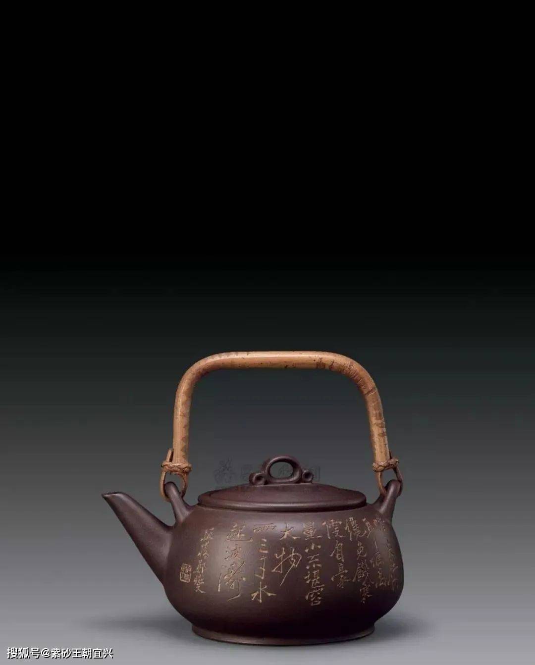 顾景舟从工作室的柜子中取出了,当年葛陶中所制板桥提梁壶的壶坯
