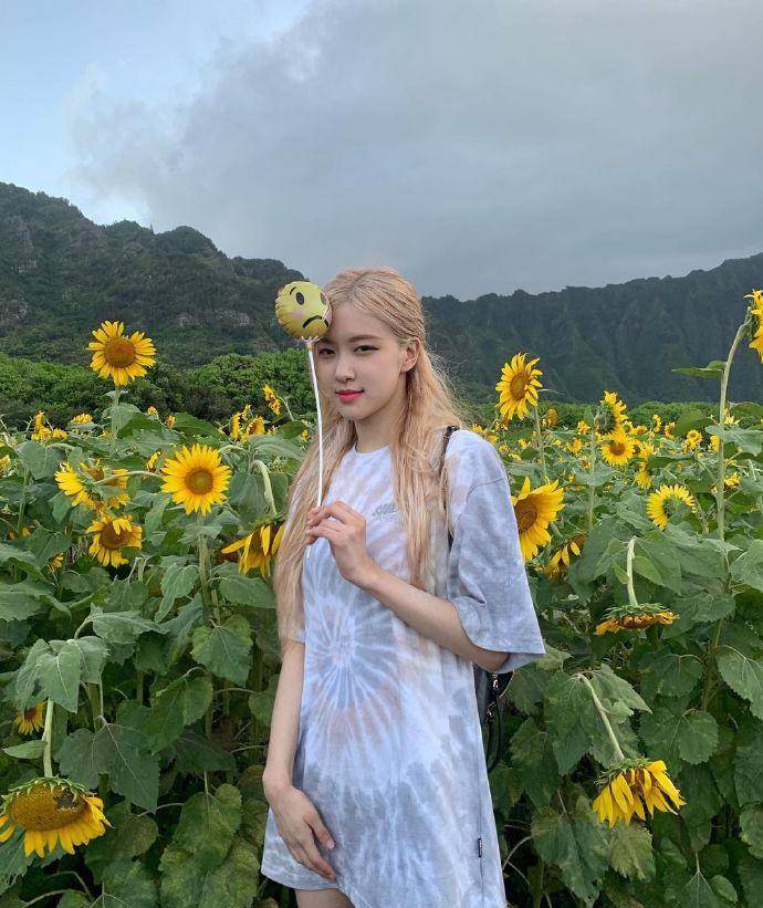 rosé朴彩英一袭白色吊带裙出席活动,腰部镂空有点撩人_时尚_效果