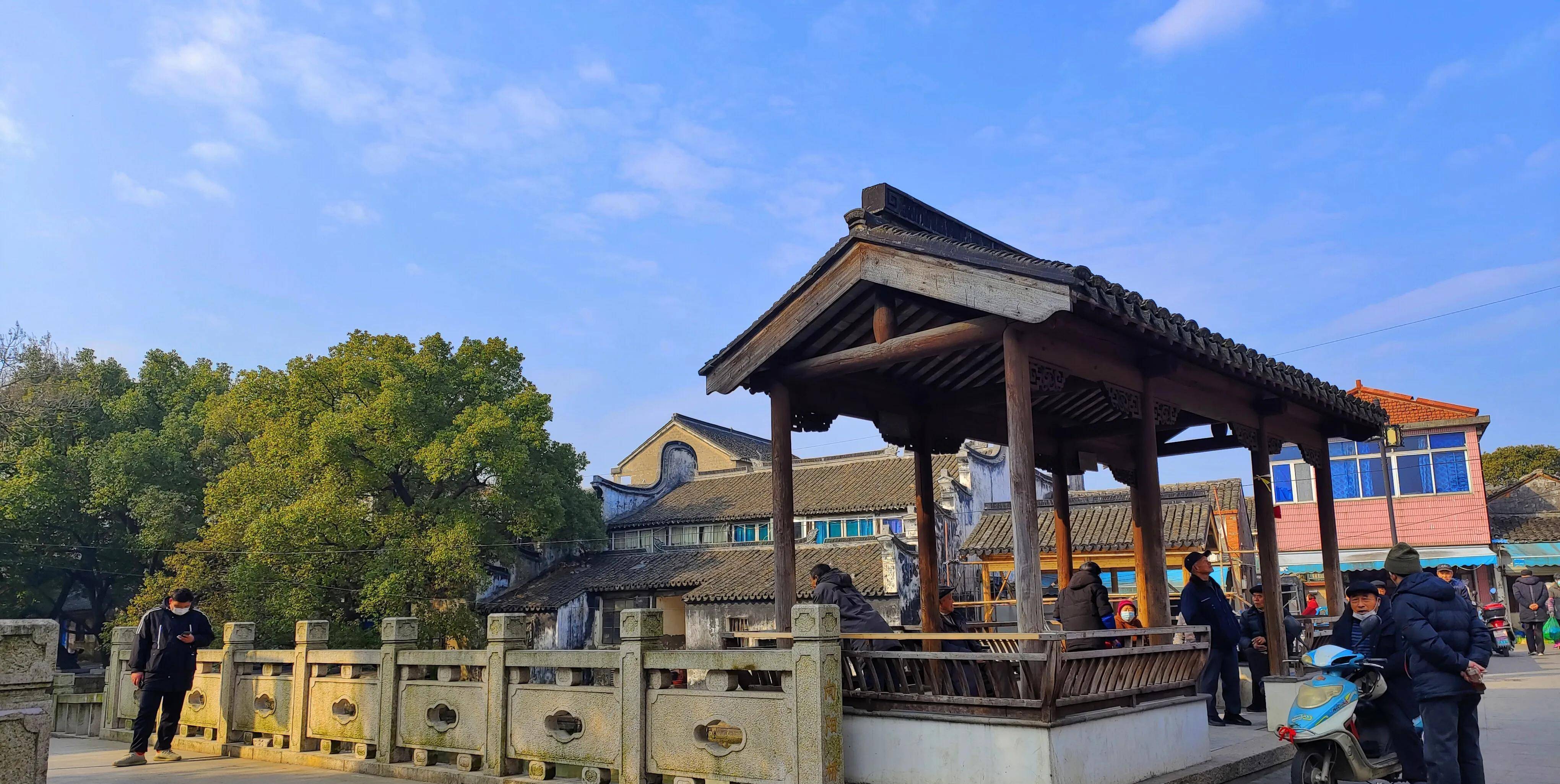 芦墟古镇的街口芦墟镇是江苏省苏州市吴江区下辖的一个镇,这里是江浙