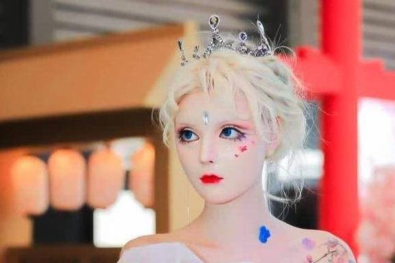 她整容成芭比娃娃,因嘴太小吃东西都困难,卸妆后网友直呼受不了_直播