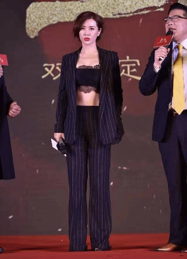 余男的气质太牛了,一般人可不敢在西装里面只穿抹胸,还挺有范的_黑色