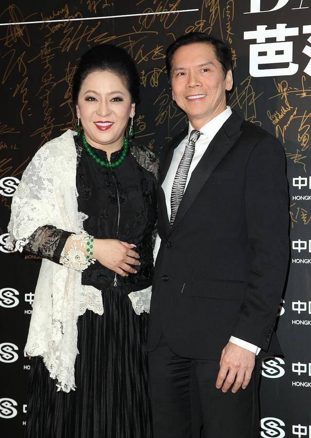 64岁向太素颜出镜男相明显,鹰钩鼻柳叶眉,网友相由心