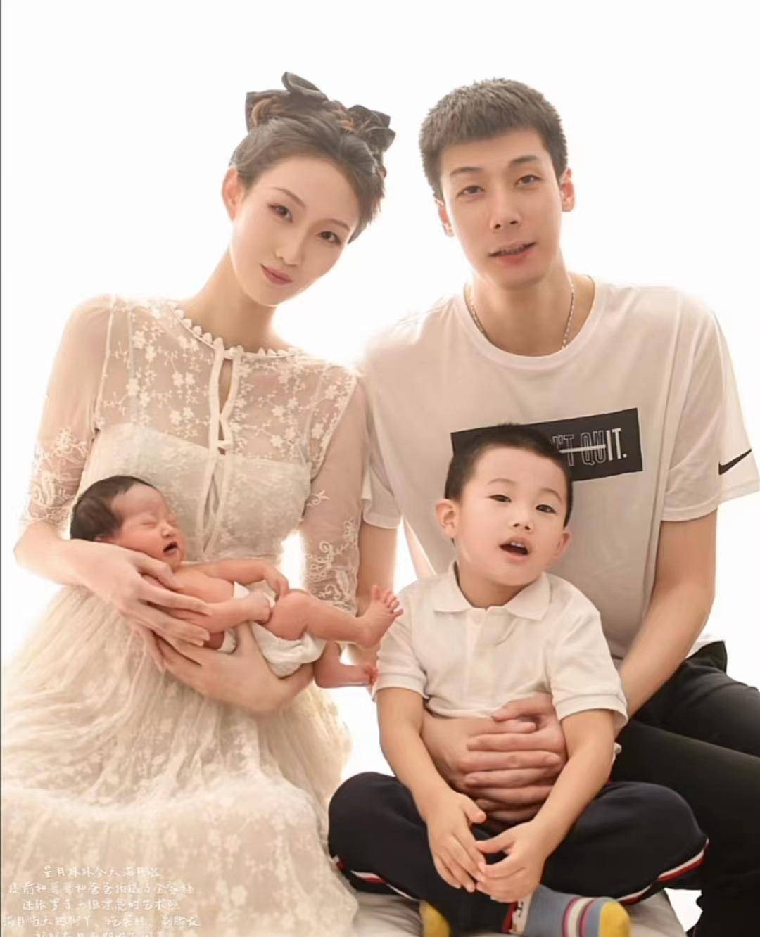 任骏飞娇妻晒全家福!