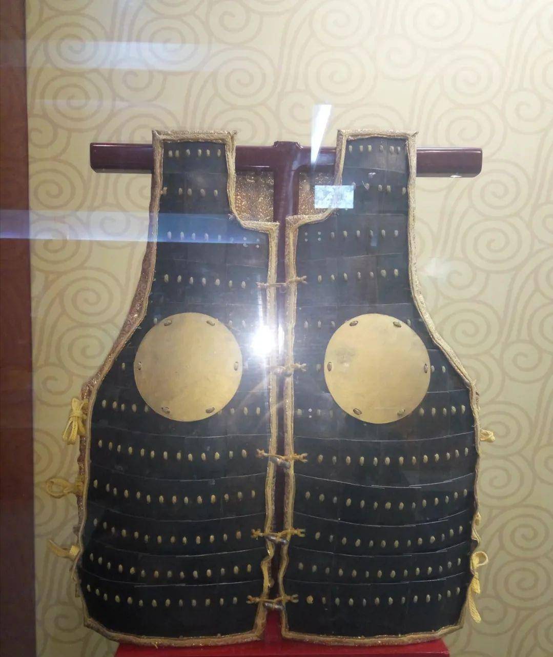 万历铁甲复原,定陵博物馆展示不少明甲前还有诸如"红绒绦穿"这样的