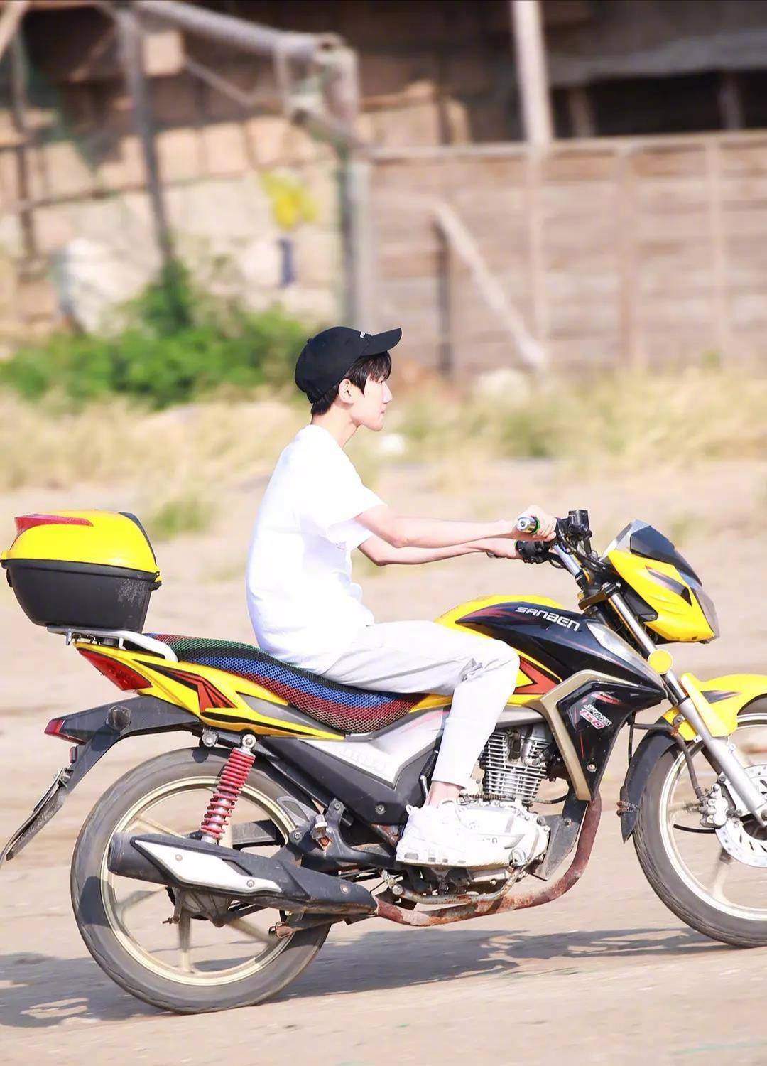 王源在沙滩上骑摩托摔倒,助手史强的反应让粉丝忍无可忍!