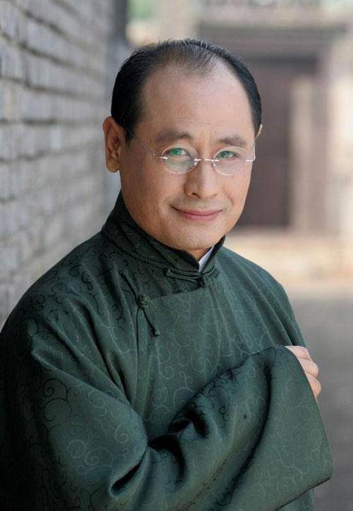 老戏骨"荀彧"露面,头秃一大块手上表几十万,豪宅庭院花草遍布_李建新